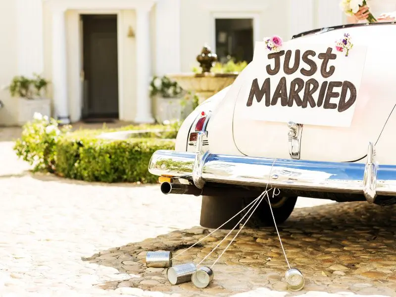 Just married sign on back of wedding car